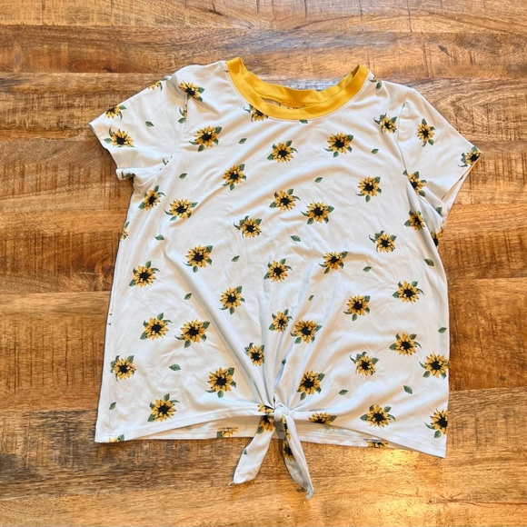 Belle Du Jour Other - Belle Du Jour Front Knot Sunflower Short Sleeve Top Size Large